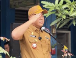 Sekda Kota Palembang Bagikan Seragam Sekolah Geratis Secara Simbolis di SDN 135 Palembang