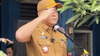 Sekda Kota Palembang Bagikan Seragam Sekolah Geratis Secara Simbolis di SDN 135 Palembang