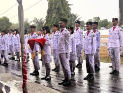 Basah Kuyup Diguyur Hujan, tak Menyurutkan Semangat Paskibra Kecamatan Abab, Razullik Sebut, Inilah Bentuk Perjuangan dan Pengorbanan