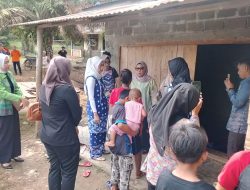 Ketua TP PKK PALI Dwi Septaria Tinjau Korban Kebakaran di Desa Simpang Solar