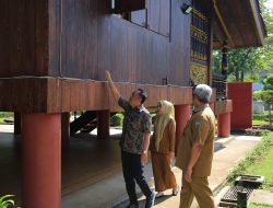 “Wagub Sumsel Cik Ujang Tinjau Anjungan Sumsel di TMII, Tegaskan Komitmen Lestarikan Budaya Daerah”