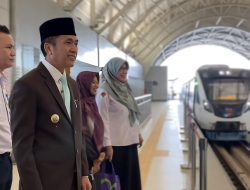Beri Teladan, Ratu Dewa Naik LRT saat Hadiri Pelantikan PPPK di BKB Palembang