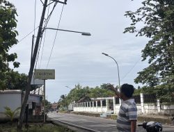Tiang Listrik Nyaris Roboh, Warga Betung Abab Minta PLN Lakukan Perbaikan