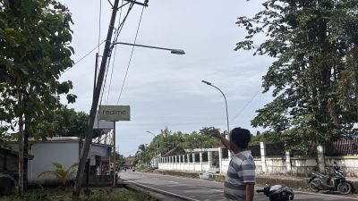 Tiang Listrik Nyaris Roboh, Warga Betung Abab Minta PLN Lakukan Perbaikan