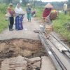 Jalan Menang 1 Ambles, Akses Menuju Desa Gunung Menang dan Perkebunan Warga Terputus