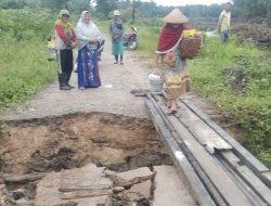 Jalan Menang 1 Ambles, Akses Menuju Desa Gunung Menang dan Perkebunan Warga Terputus