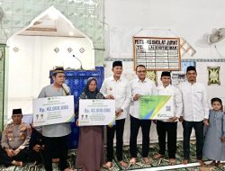 Pemkab PALI Salurkan Bantuan Sejumlah Uang dan Paket Sembako Saat Safari Ramadhan di Pengabuan Timur