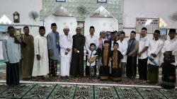 Kepala Desa Pengabuan Timur Laksanakan Sholat Idul Fitri di Masjid Assyakirin.
