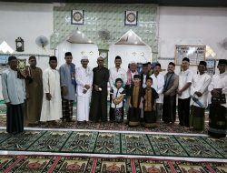 Kepala Desa Pengabuan Timur Laksanakan Sholat Idul Fitri di Masjid Assyakirin.