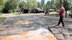 BAGAIKAN LINTAH PENGHISAP DARAH! Jalan Penghubung Desa Pengabuan–Betung PALI Hancur, Truk Batu Bara PT EPI Diduga Jadi Biang Kerok