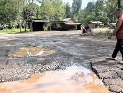 BAGAIKAN LINTAH PENGHISAP DARAH! Jalan Penghubung Desa Pengabuan–Betung PALI Hancur, Truk Batu Bara PT EPI Diduga Jadi Biang Kerok