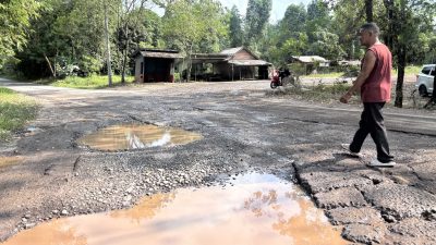 BAGAIKAN LINTAH PENGHISAP DARAH! Jalan Penghubung Desa Pengabuan–Betung PALI Hancur, Truk Batu Bara PT EPI Diduga Jadi Biang Kerok