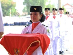 Remaja Putri Asal SMA AMANIA Sukses Emban Tugas Pembawa Baki HUT ke-81 RI di Kecamatan Abab
