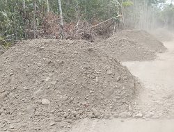 Proyek Jalan Rp1,45 Miliar di PALI Disorot: Batu Campur Tanah hingga Papan Proyek “Numpang” di Pohon